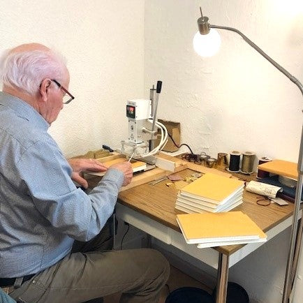 Von Hand gebunden in der Schweiz.