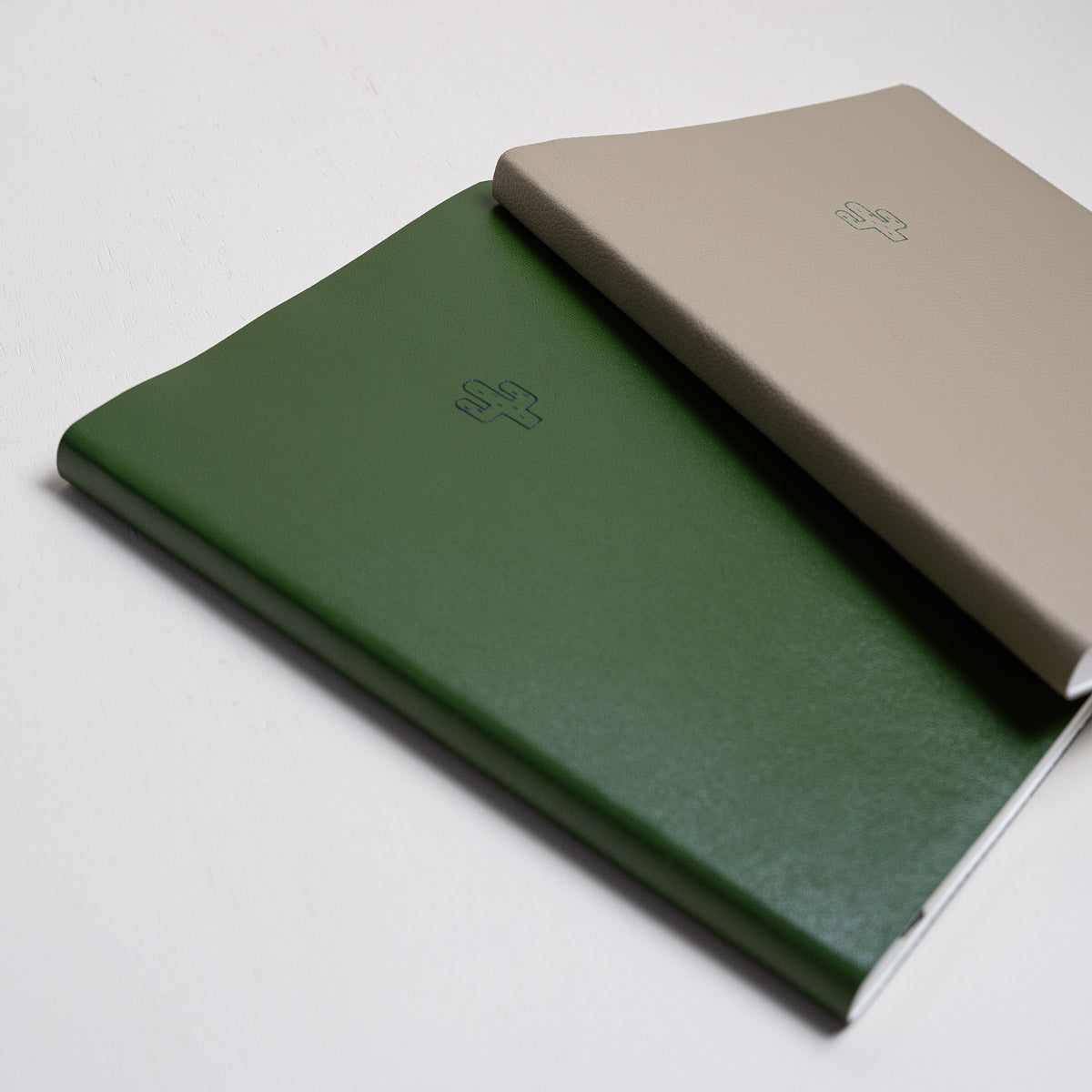 nachhaltiges, edles Notizbuch aus veganem Leder. Das Notizbuch wurde in der Schweiz hergestellt und handgefertigt. Das nachhaltige Notizbuch A5 ist aus Kaktusleder und hat die Farbe beige / braun