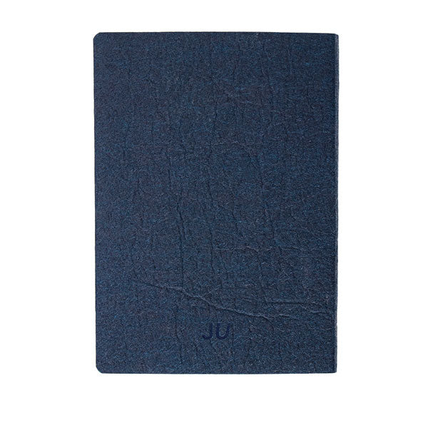 nachhaltiges, edles Notizbuch aus veganem Leder. Das Notizbuch wurde in der Schweiz hergestellt und handgefertigt. Das nachhaltige Notizbuch A5 ist aus Ananasleder und hat die Farbe blau / marine.