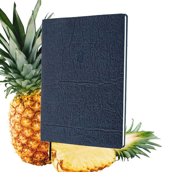 nachhaltiges, edles Notizbuch aus veganem Leder. Das Notizbuch wurde in der Schweiz hergestellt und handgefertigt. Das nachhaltige Notizbuch A5 ist aus Ananasleder und hat die Farbe blau / marine.