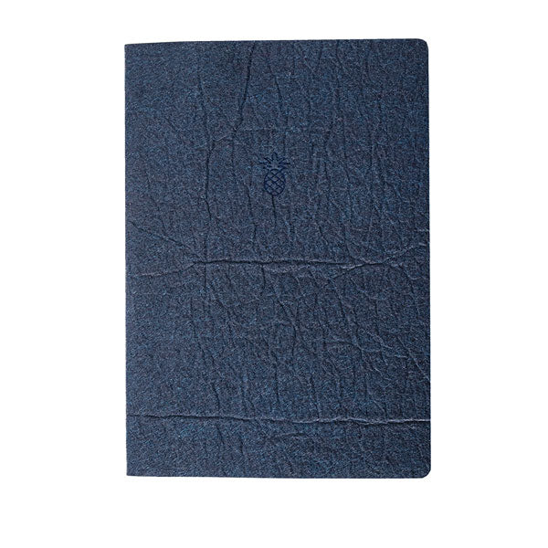nachhaltiges, edles Notizbuch aus veganem Leder. Das Notizbuch wurde in der Schweiz hergestellt und handgefertigt. Das nachhaltige Notizbuch A5 ist aus Ananasleder und hat die Farbe blau / marine.