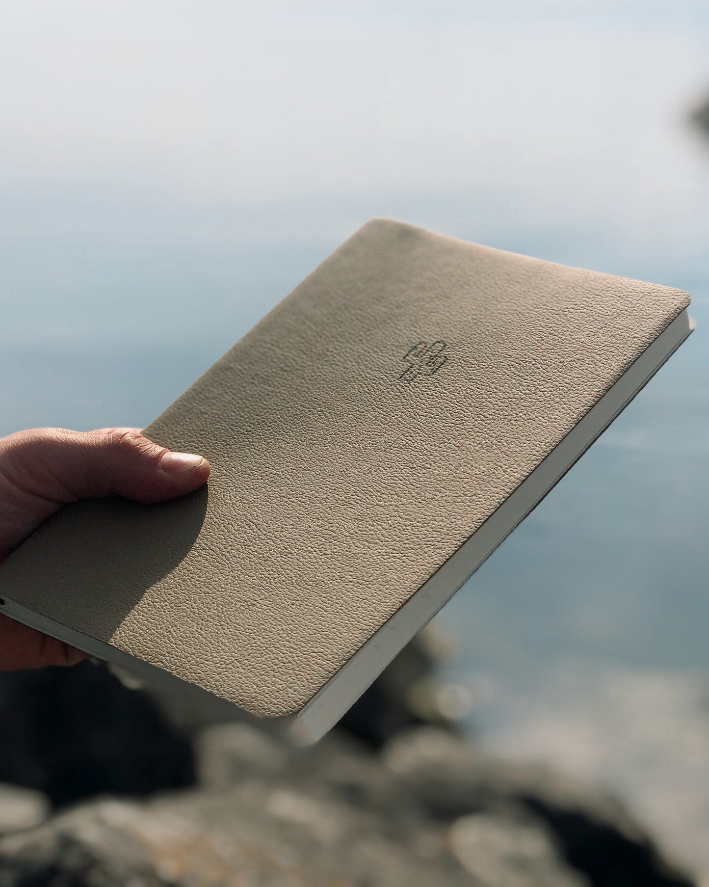 nachhaltiges, edles Notizbuch aus veganem Leder. Das Notizbuch wurde in der Schweiz hergestellt und handgefertigt. Das nachhaltige Notizbuch A5 ist aus Kaktusleder und hat die Farbe beige / braun