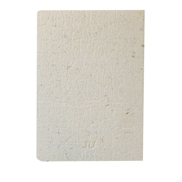 nachhaltiges, edles Notizbuch aus veganem Leder. Das Notizbuch wurde in der Schweiz hergestellt und handgefertigt. Das nachhaltige Notizbuch A5 ist aus Ananasleder und hat die Farbe weiss / beige