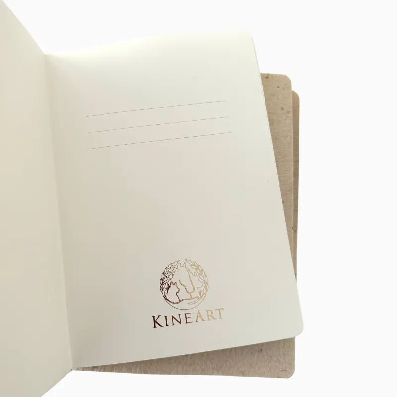 Individuelles Notizbuch für Kineart mit goldener Logoprägung