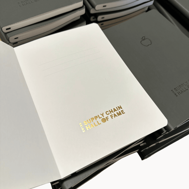 Individuelles Notizbuch aus Apfeltextil mit Logo Prägung für die Swiss Supply Chain Hall of Fame