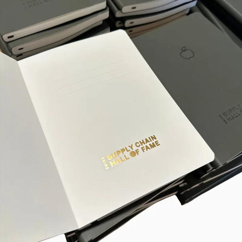 Individuelles Notizbuch aus Apfeltextil mit Logo Prägung für die Swiss Supply Chain Hall of Fame