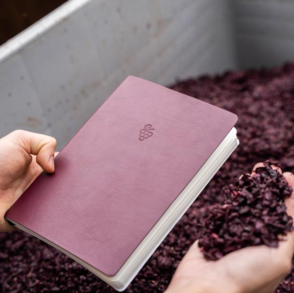nachhaltiges Notizbuch aus Weintraubentrester. VEGEA stellt das vegane Leder aus Traubentrester her.