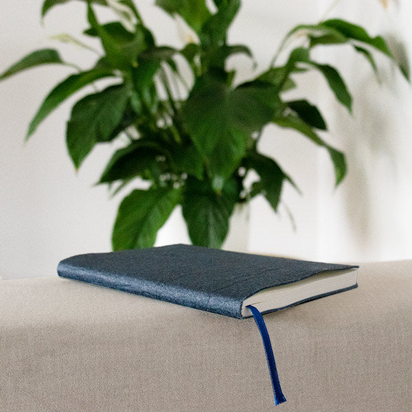 nachhaltiges, edles Notizbuch aus veganem Leder. Das Notizbuch wurde in der Schweiz hergestellt und handgefertigt. Das nachhaltige Notizbuch A5 ist aus Ananasleder und hat die Farbe blau / marine.